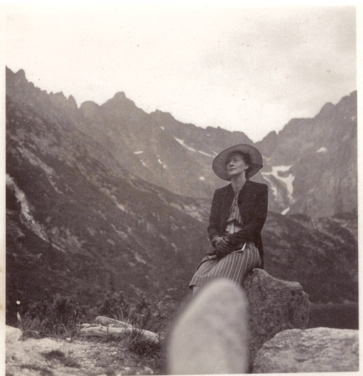 Marijos Viktorijos Vičiūtės-Alminienės fotografija prie Morskie Oko ežero Tatrų kalnuose 1939-07-10. Švėkšnos muziejus, ŠM ŠVF 945.