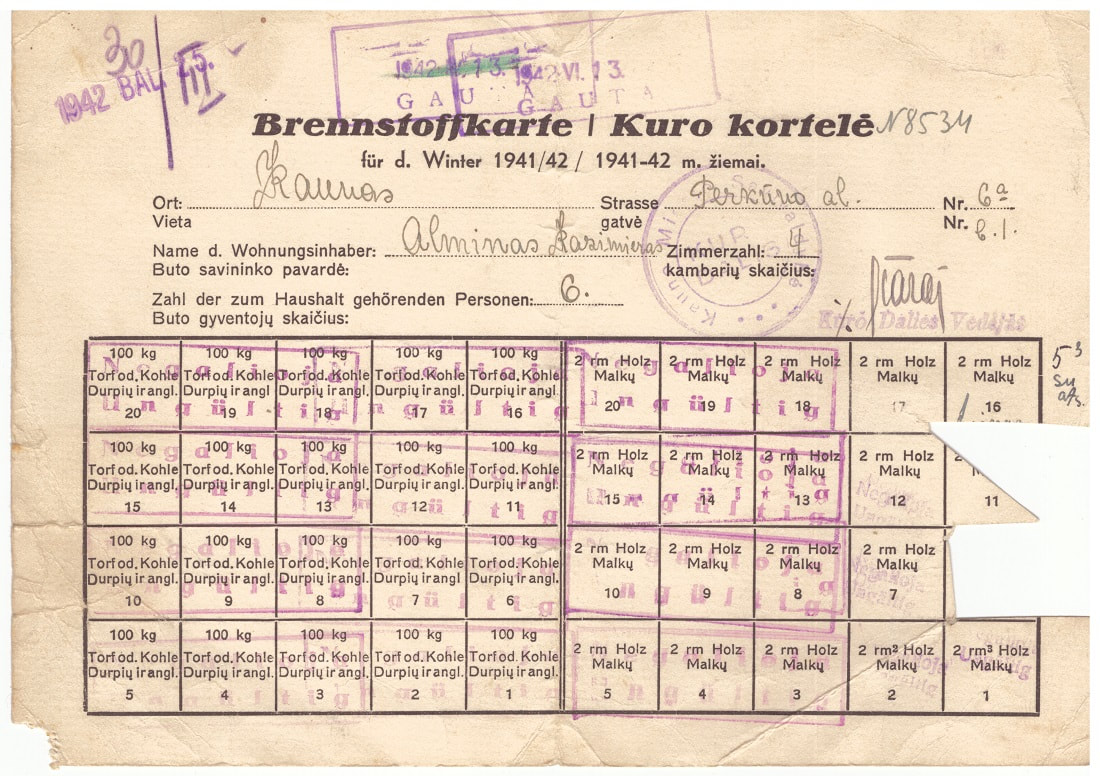 Kuro kortelė, išduota K. Alminui, gyvenusiam Perkūno al. 6a, Kaune. Bute iš viso gyveno 6 asmenys. Pagal šią kortlelę buvo galima gauti malkų šildymui 1941-1942 m. žiemą. Švėkšnos muziejus, ŠM ŠVR 578.